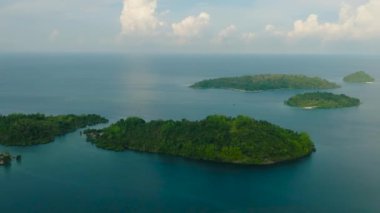 Panubigan 'daki güzel adalar grubu. Bir zamanlar Islas. Zamboanga 'da. Mindanao, Filipinler.