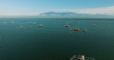 Lanao del Norte 'nin deniz yüzeyindeki balık çiftliğinin insansız hava aracı görüntüsü. Mindanao. Filipinler. Deniz Burnu.