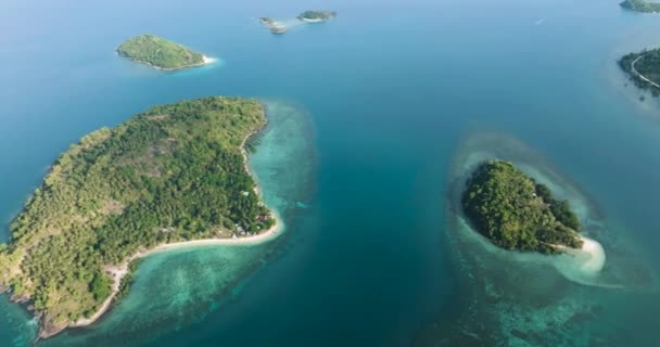 熱帯の島と海の砂のビーチでの海 サンボンガ スール フィリピンのミンダナオ島 — ストック動画