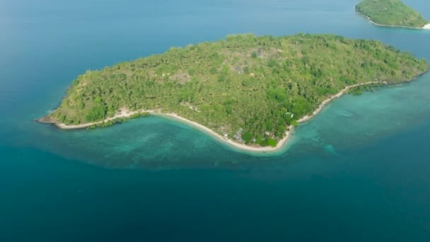 紺碧の水の環礁とサンゴでBuh Buh島の上からの眺め サンボアンガ スール フィリピンのミンダナオ島 — ストック動画
