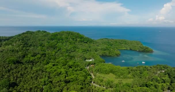 Paisaje Tropical Con Bosque Selva Barcos Costa Isla Camiguin Filipinas — Vídeos de Stock