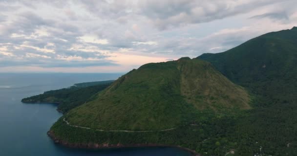 Высокая Гора Скалой Шоссе Береговой Линии Остров Камигин Филиппины — стоковое видео