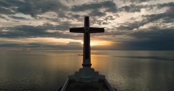 Günbatımında Yansıma Arkaplanı Camiguin Adası Ndaki Batık Mezarlık Filipinler — Stok video