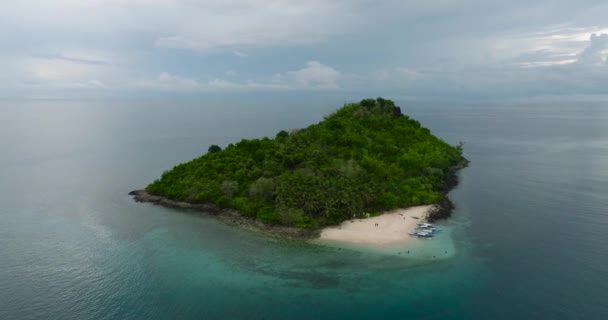 白沙滩上有船在宝岛海滩 三宝颜菲律宾棉兰老岛 — 图库视频影像