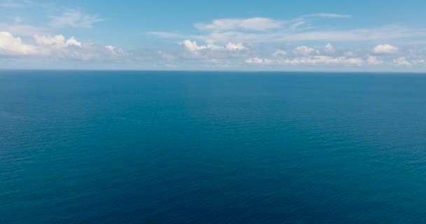 Voando Sobre Oceano Azul Com Ondas Céu Azul Com Nuvens — Vídeo de Stock