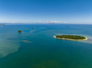 Beyaz kumlu, tropik adanın havadan görünüşü. Mindanao, Filipinler.