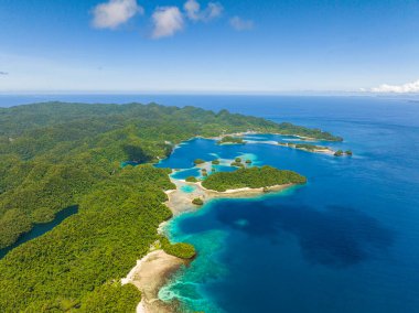 Kıyı şeridindeki tropik plajlar. Bucas Grande Adası. Mindanao, Filipinler.