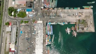 General Santos Balık Liman Kompleksi 'nin sahillerinde güneş ışığı altında balıkçı tekneleri. Mindanao, Filipinler.