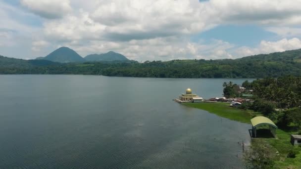ラナオ スールのリンク モスクとラナオ湖の空中ビュー 青空と雲 フィリピンのミンダナオ島 — ストック動画