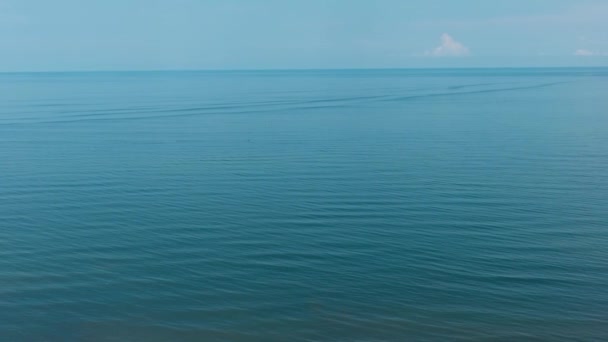 青い海と雲と澄んだ空の美しい海の波 フィリピンのミンダナオ島 — ストック動画