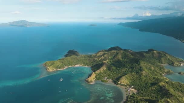 Matiの眠っている恐竜の島の海岸で美しい紺碧の水とサンゴ フィリピンのミンダナオ島 シースケープ 旅行のコンセプト — ストック動画