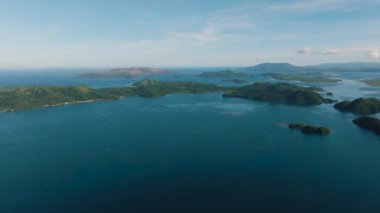 Mavi denizli tropikal adaların havadan bakış açısı. Deniz Burnu. Açık gökyüzü ve bulutlar. Mindanao, Filipinler.