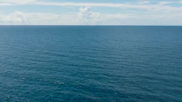 波と雲 海と空と深い青い海の上を飛んでいます フィリピンのシキホール — ストック動画