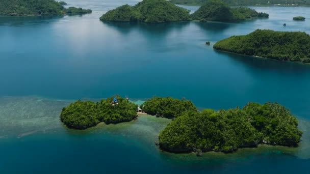 Tropikal Adaların Mavi Denizin Güzel Manzarasının Drone Görüntüsü Mavi Gökyüzü — Stok video