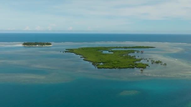 Trópusi Táj Kis Szigettel Korallzátonyok Kék Tenger Hullámokkal Mindanao Fülöp — Stock videók