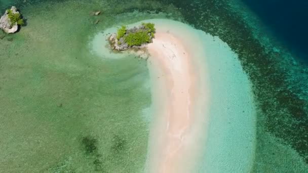 美丽的沙洲海滩和碧绿的水环岛的无人机景观 米拉里岛菲律宾棉兰老岛 夏季和旅行概念 — 图库视频影像