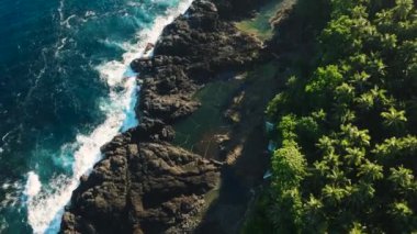 Laswitan Şelalesi ve Lagoon 'un üst manzarası. Çok güzel 6 metrelik kaya oluşumu. Cortes, Surigao del Sur. Filipinler.