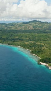 Deniz üzerinde bulutlar olan güzel mavi gökyüzünün havadan görünüşü. Doğa bileşimi. Siquijor, Filipinler.