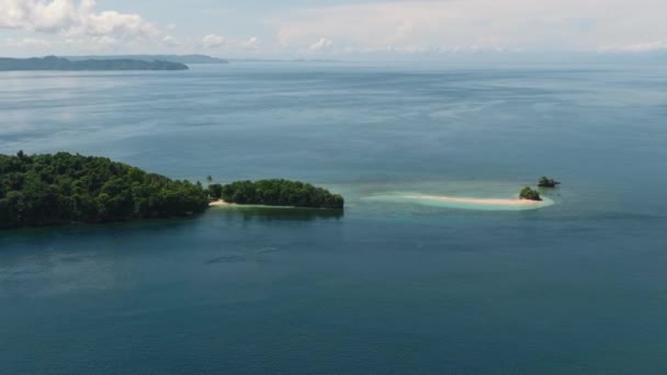 Остров Песчаным Пляжем Синим Морем Остров Миллари Минданао Филиппины — стоковое видео