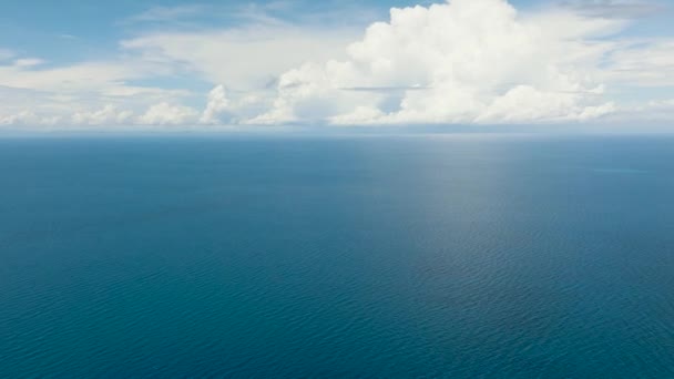 Paysage Marin Aérien Ciel Ensoleillé Océan Bleu Calme Avec Nuages — Video