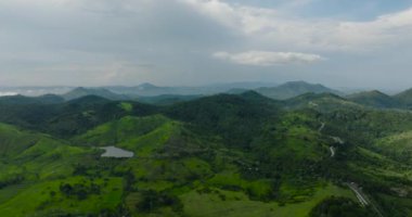 Yağmur ormanları ve tarım arazileri olan dağ manzarası. Mindanao, Filipinler.