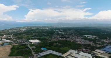 Cagayan de Oro: Gündüz yoğun şehirler, yerleşim alanları ve ticari binalar. Kuzey Mindanao, Filipinler. Şehir manzarası.