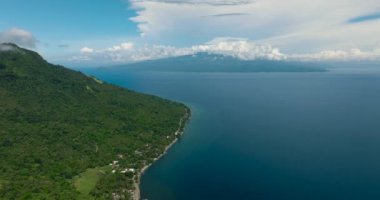 Mavi denizi olan tropik bir ada. Mavi gökyüzü ve bulutlar. Mindanao, Filipinler.