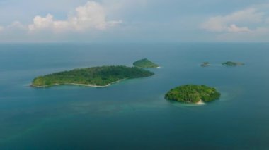 Kumlu adalar grubu ve mercanlı mavi deniz. Bir zamanlar Islas. Zamboanga 'da. Mindanao, Filipinler. Seyahat kavramı.