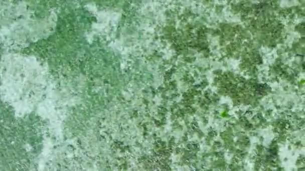 Εναέρια Έρευνα Για Διάφανο Τυρκουάζ Θαλασσινό Νερό Και Κύματα Φυσικό — Αρχείο Βίντεο