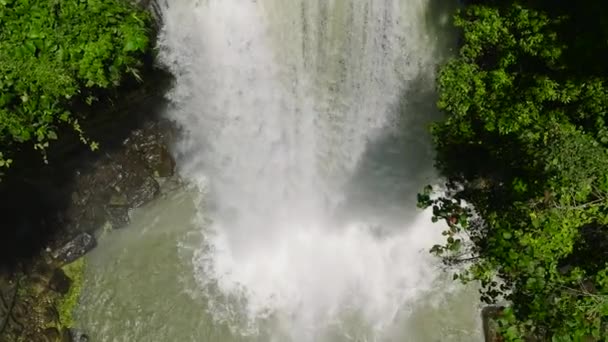 緑の森の滝のトップダウンビュー 熱帯の山のジャングルの滝 セブ湖に フィリピン ミンダナオ トラベルコンセプト — ストック動画