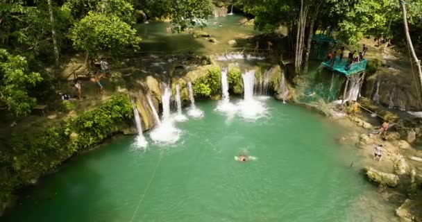 Siquijor Philippinen Februar Berühmte Wasserfälle Touristen Genießen Das Frische Wasser — Stockvideo