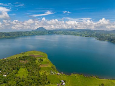 Filipinler, Mindanao 'da pirinç tarlaları ve Dapao Gölü olan tarım arazisi. Seyahat kavramı.