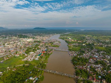 Nehir ve köprüsü olan Cotabato City. Mindanao, Filipinler. Şehir manzarası.