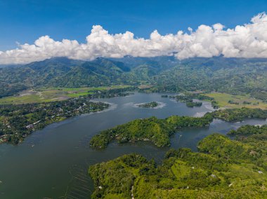 Güney Cotabato, Filipinler 'deki Sebu Gölü. Mavi gökyüzü ve bulutları olan tropik bir manzara. Mindanao..