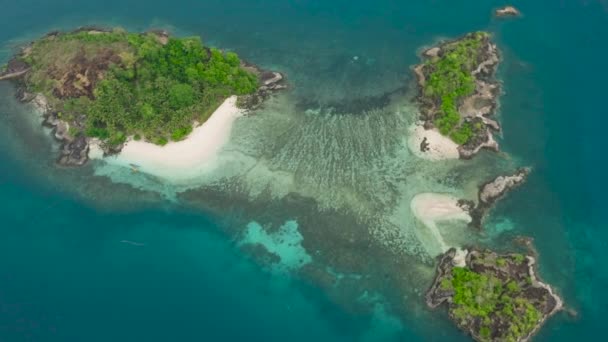 Bisaya Bisaya Island Med Hvid Sandstrand Små Laguner Unikke Klippeformationer – Stock-video