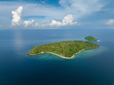 Buh-buh Sahili ve Simoadang Sahili mercanlar ve derin mavi denizlerle çevrili. Bir zamanlar Zamboanga şehrinde Islas vardı. Mindanao, Filipinler. Seyahat kavramı.