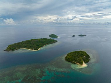 Turkuaz su adaları ve mercanları olan tropik adalar. Bir zamanlar Zamboanga 'da Islas vardı. Mindanao, Filipinler.