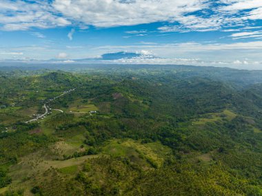 Tropik dağlar yağmur ormanlarını, ağaçları ve ormanı kaplamıştı. Güzel gökyüzü ve bulutlar. Mindanao, Filipinler.