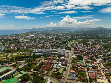 Modern ve ticari binalarla Iligan şehrinin hava araştırması. Kuzey Mindanao, Filipinler. Şehir manzarası.