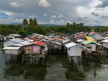 Zamboanga del Sur 'daki balıkçıların gecekondu evleri. Mindanao, Filipinler.