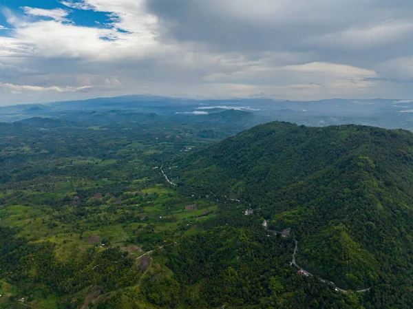 Montaña Con Selva Tierras Agrícolas Cielo Azul Nubes Mindanao Filipinas — Foto de Stock