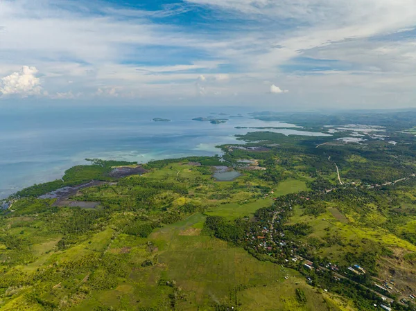 Mindanao 'nun kırsal bölgelerinde tarım ve bitki yetiştirme. Mavi gökyüzü ve bulutlar. Filipinler. İnsansız hava aracı araştırması..