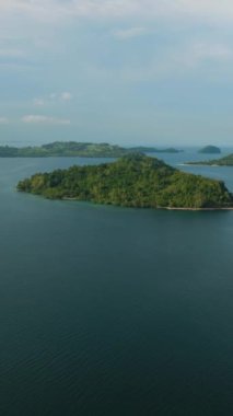 Onbir ada ya da gök mavisi suyu ve mercanlı bir zamanlar adalar. Zamboanga Şehri. Mindanao, Filipinler. Deniz Burnu. Seyahat konsepti. Dikey video.