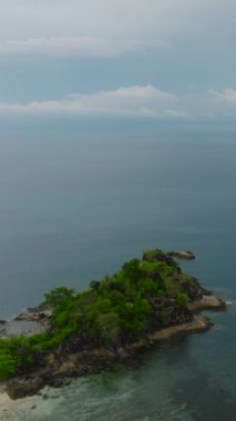 Kumlu plajı ve turkuaz suyu olan tropik bir ada. Bir zamanlar Islas. Zamboanga 'da. Mindanao, Filipinler. Dikey video.