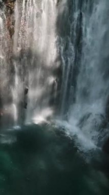 Tinago Falls 'un güzel kaya yapıları. Lanao del Norte. Mindanao, Filipinler. Seyahat konsepti. Dikey görünüm.