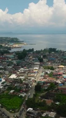 Şehir: Mavi gökyüzü ve bulutlarıyla Marawi Şehri. Lanao del Sur. Mindanao, Filipinler. Dikey görünüm.