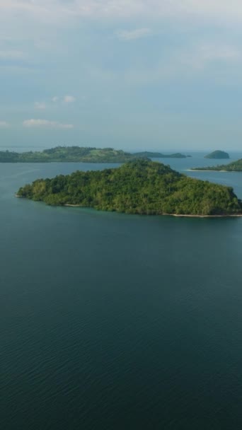 11の島々 またはアジアの水とサンゴを有する一度の島々 ザンボランガ市 フィリピン ミンダナオ シースケープ 旅行コンセプト バーティカルビデオ — ストック動画
