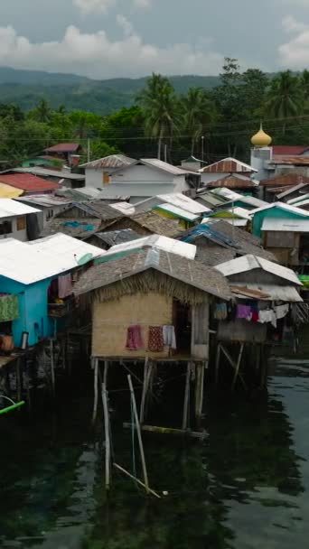 Łodzie Widokowe Obok Domów Położonych Nad Wodą Zamboanga Podniesione Szczudłach — Wideo stockowe