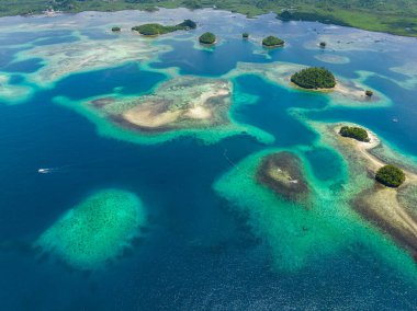 Britanya Adası 'nda turkuaz su ve plajlar. Güzel tropikal bir manzara. Mindanao, Filipinler.