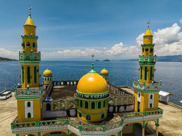 Lanao del Sur 'daki cami ve göl. Lanao Gölü. Mindanao, Filipinler.